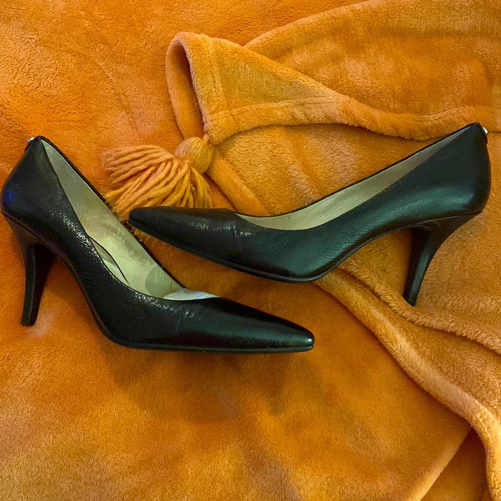 MK black heels